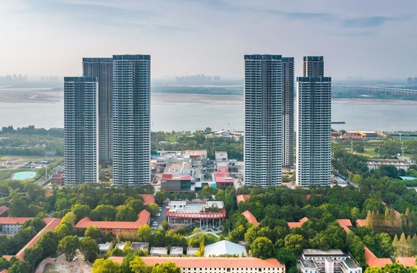 　　长江边岸，建设中的武汉华侨城-红坊