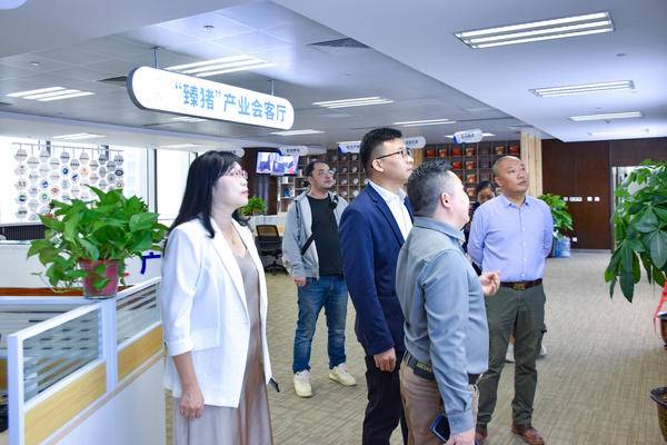 　　嘉宾参观“臻猪“产业会客厅”