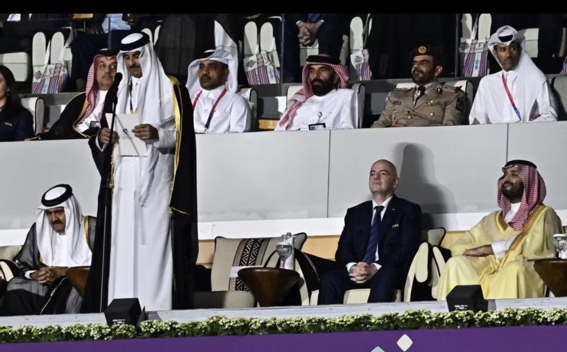 卡塔尔国王（左二）在开幕式上发表讲话，因凡蒂诺（右二）和萨勒曼（右一）并肩而坐