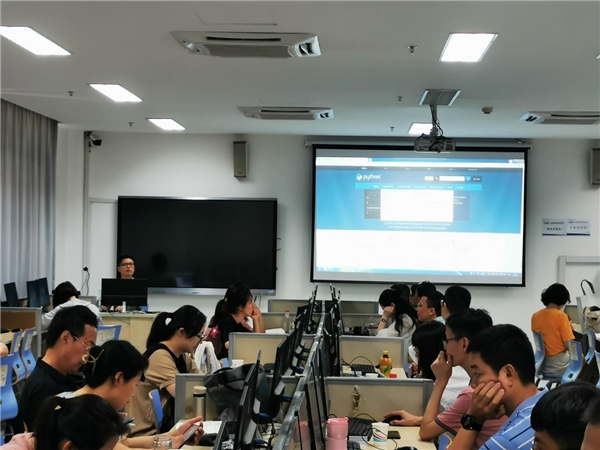 　　CCF PTA技术委员会副主席、小码王集团教学总监杨佳宾为浙江省教师培训