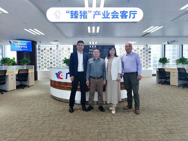 　　农明云理事长与嘉宾在“臻猪”产业会客厅合影留念