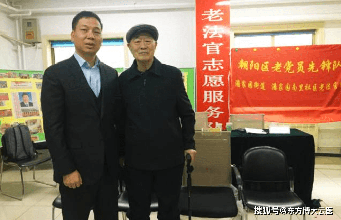 　　区政协委员吴德坤与法老队带头人杨庭椿