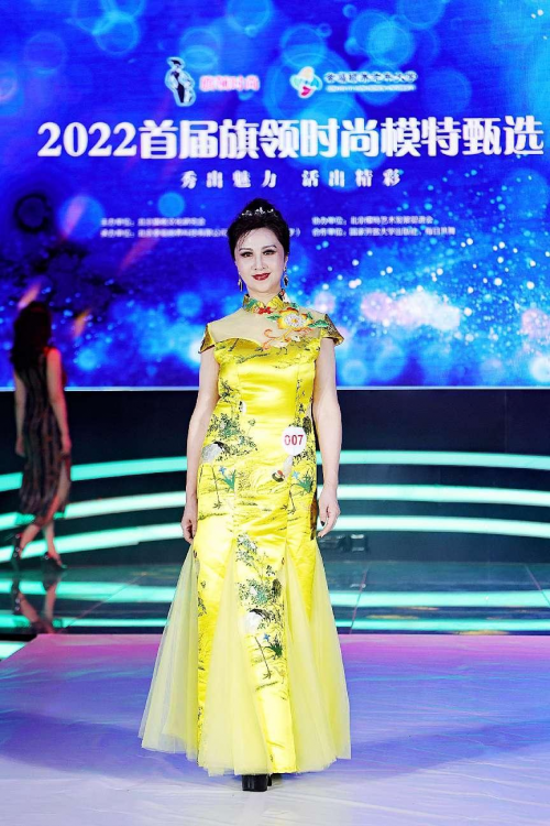 　　冠军：李梅
