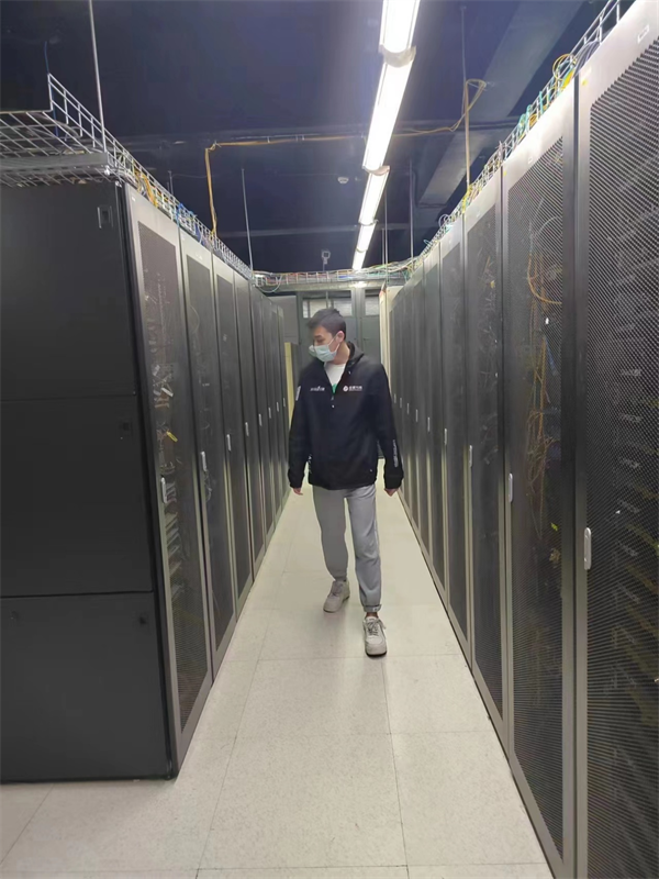 　　疫情期间，马上消费数据中心维护工作人员仍在坚守岗位，确保系统平稳运行。马上消费供图。