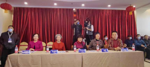 　　评委：从左至右分别是：王建茹、桑秀珠、李欣、初蕾、Tony