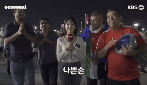 韩国女记者连线时遭球迷强搂