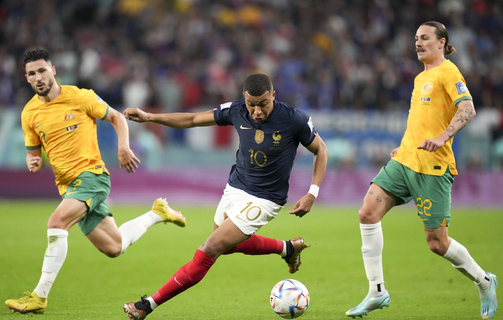 9分钟,古德温为澳大利亚取得领先,卫冕冠军法国先失一球,随后,法国队