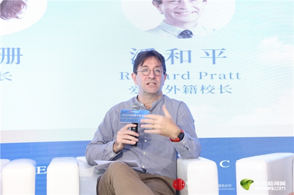 　　深圳爱文学校外籍校长 Richard Pratt (潘和平)