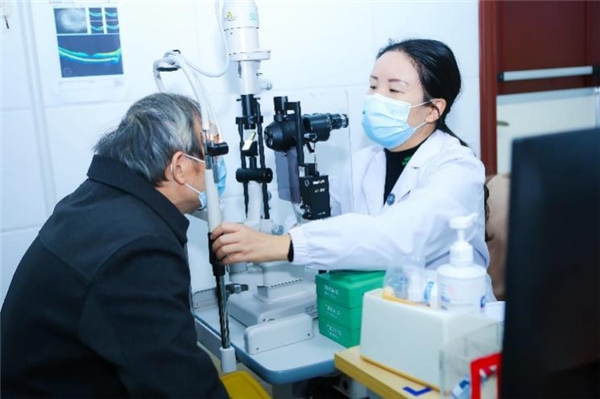 　　唐院长正在为患者检查