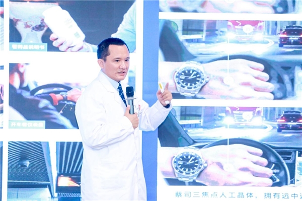 　　湘潭爱尔眼科医院院长胡栋 正在科普