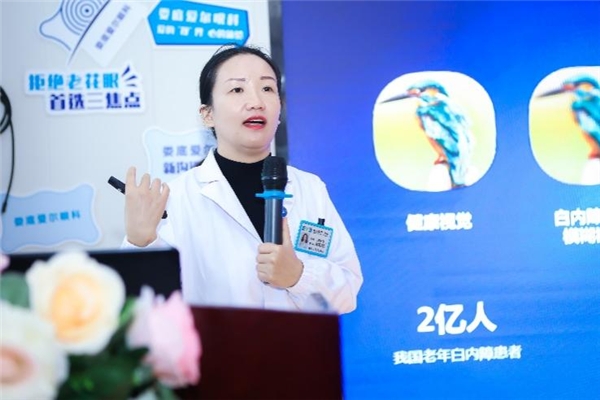 　　娄底爱尔眼科医院副院长兼眼底病中心主任唐玖鸿正在讲解屈光性白内障手术