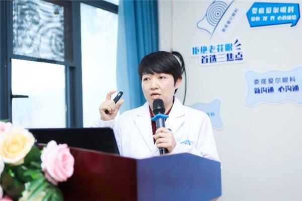 　　娄底爱尔眼科医院青光眼白内障科主任曾海平正在科普