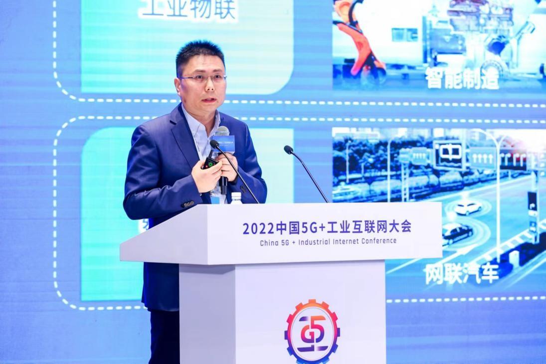 　　中地数码董事长吴亮教授发表演讲