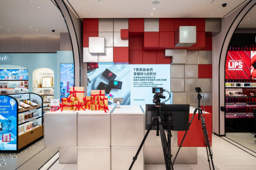 　　DFS首家店内直播间