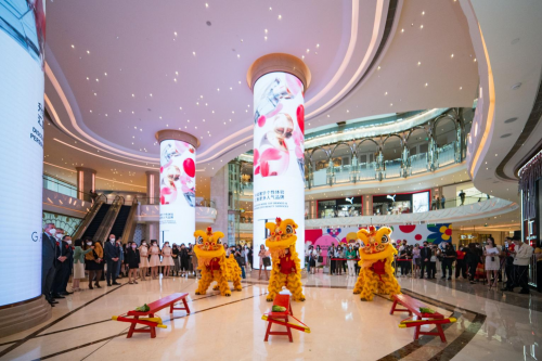 　　举行传统舞狮表演，为店铺带来好运