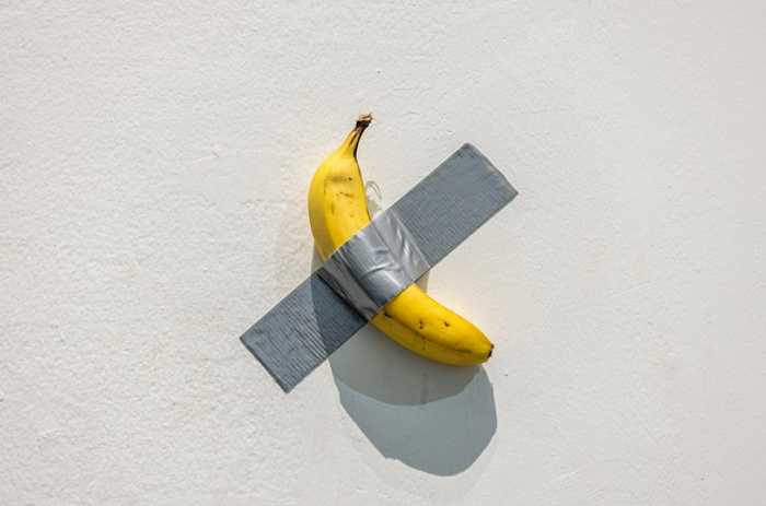 　　UCCA“莫瑞吉奥·卡特兰：最后的审判”展览现场，图片由UCCA尤伦斯当代艺术中心提供。