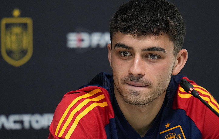 西班牙队球员佩德里出席记者会.