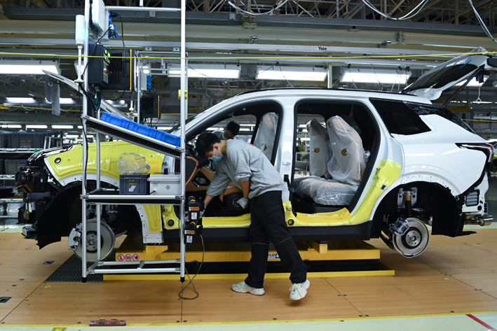 图为11月19日,工人在领克汽车宁波梅山工厂的总装车间作业 新华