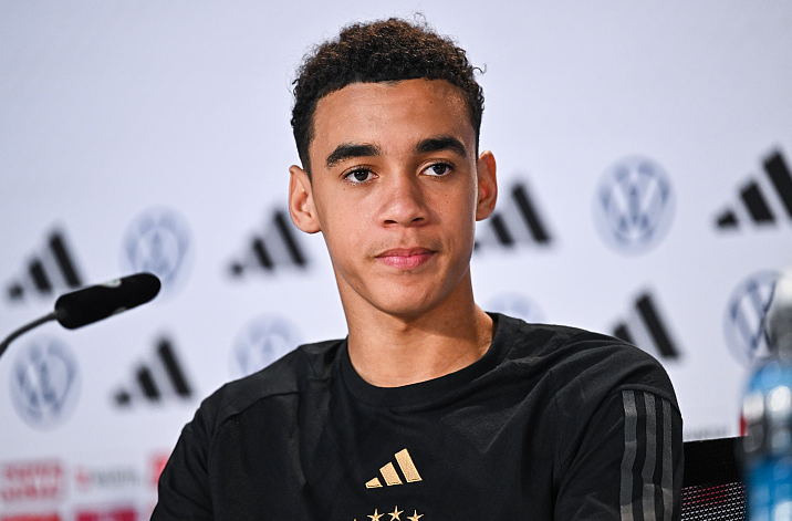 德国队球员穆夏拉出席记者会.