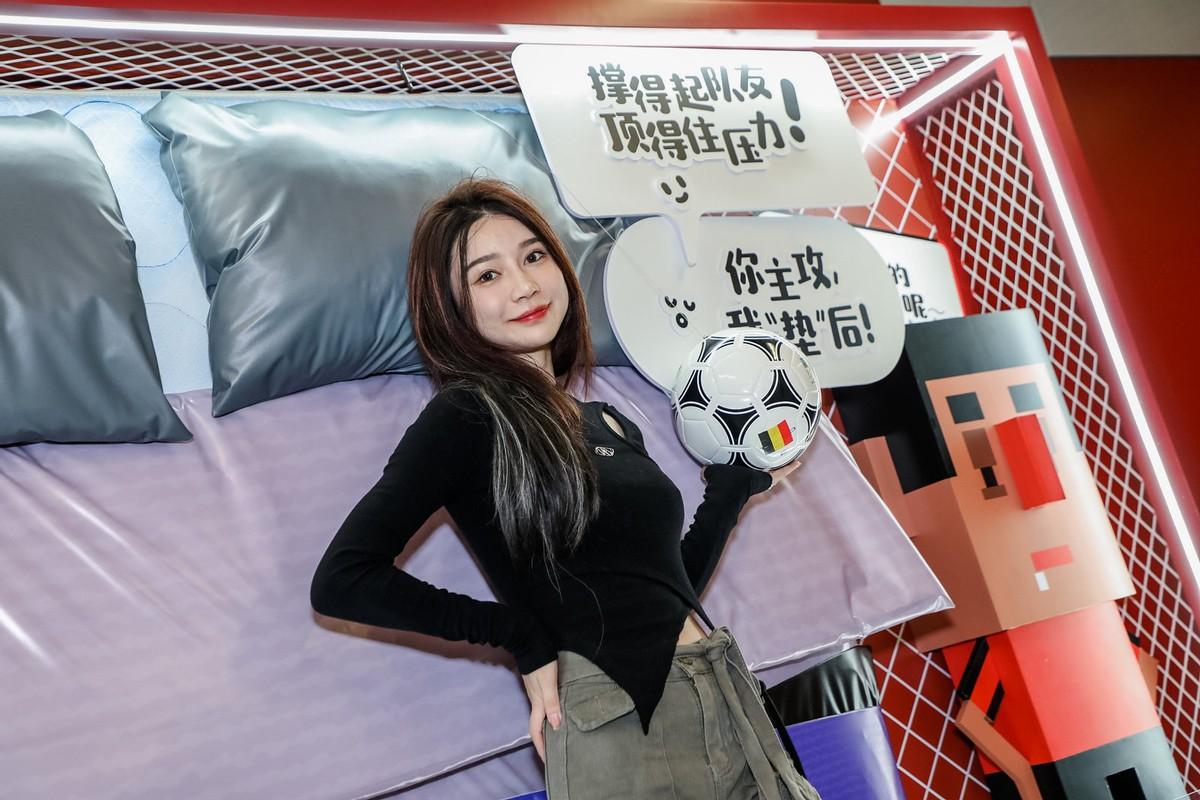 　　图说：球迷在慕思床垫战书互动区