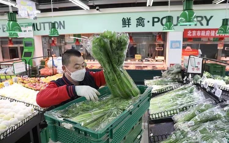 京客隆勁松店，工作人員正在給蔬菜區上貨。新京報記者&nbsp;王飛 攝