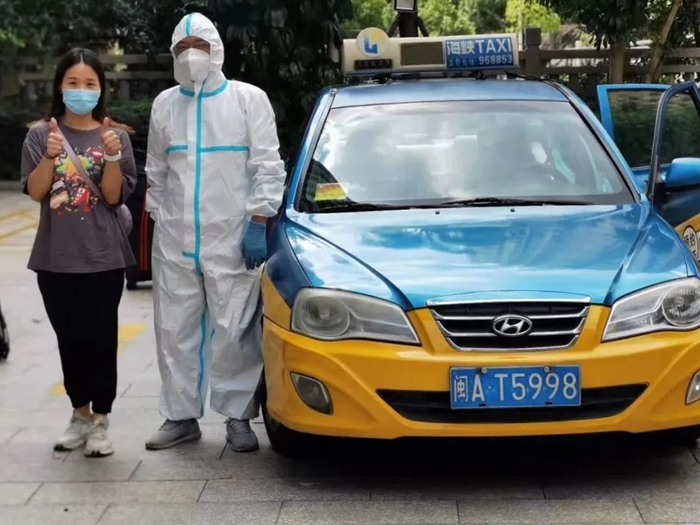 陈章宇与疫情防控"点对点"转运人员(福州海峡出租车公司)