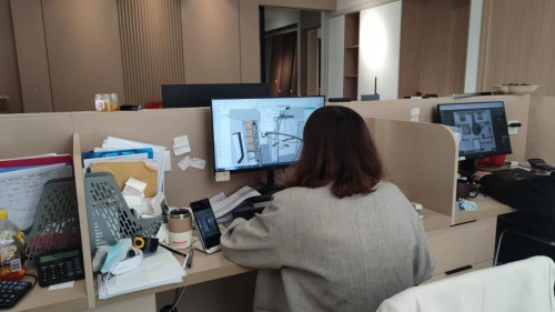 　　全案美家设计师正在使用酷家乐出具设计方案