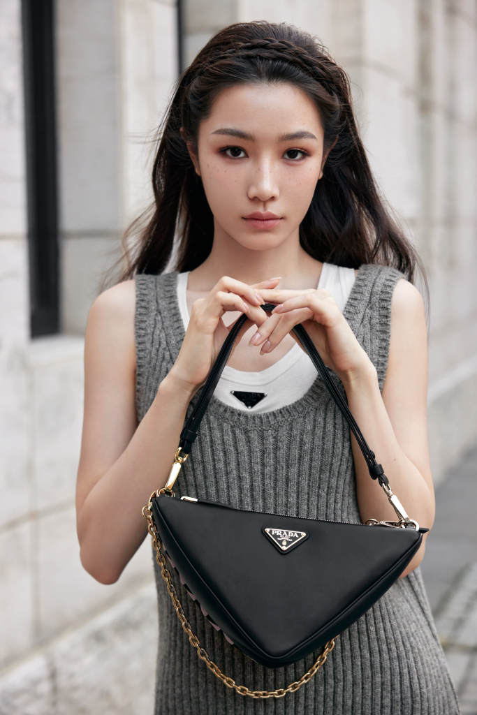 张楠无袖假两件针织裙搭配三角包造型时尚十足都市前卫女郎