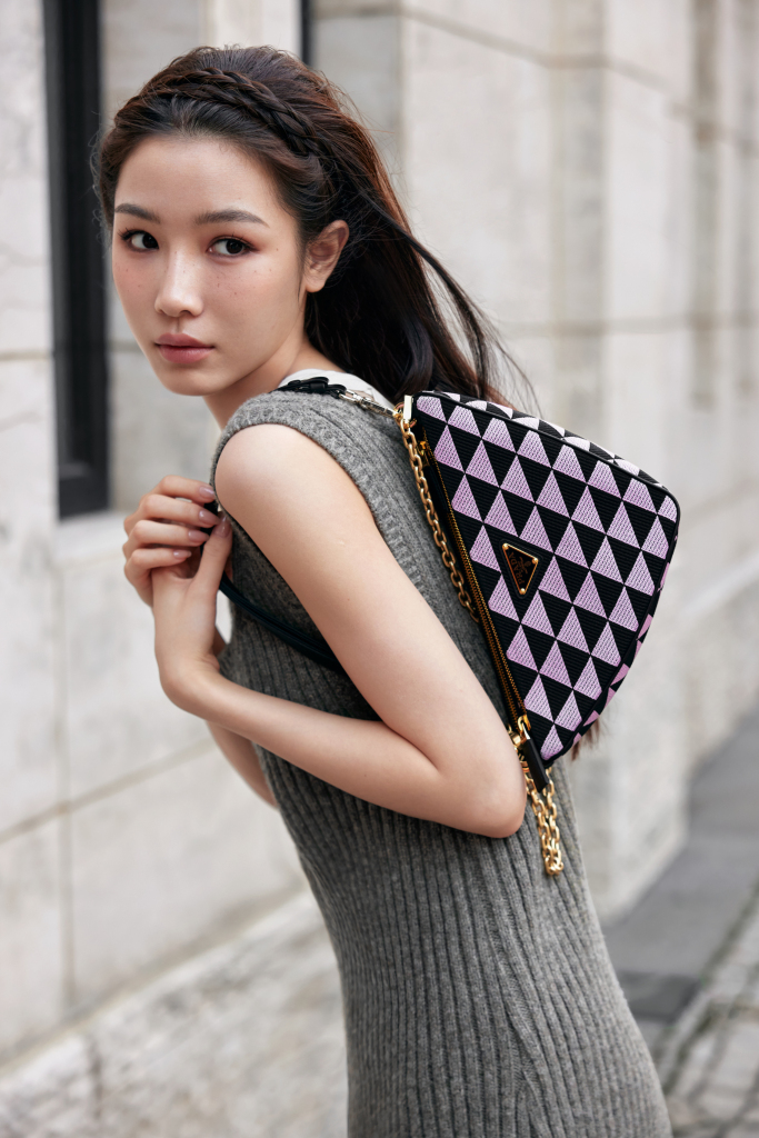 张楠无袖假两件针织裙搭配三角包造型时尚十足都市前卫女郎