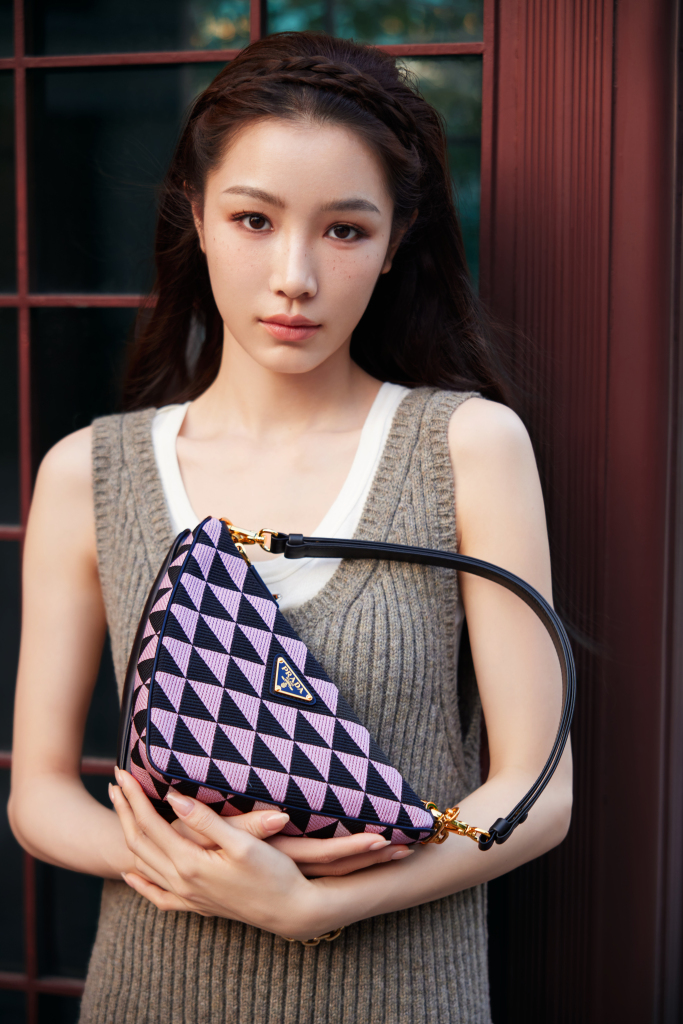 张楠无袖假两件针织裙搭配三角包造型时尚十足都市前卫女郎