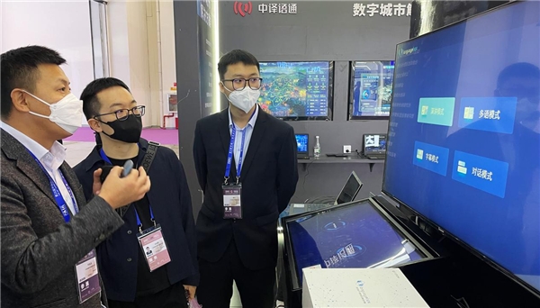 　　参展观众体验LanguageBox语言盒子