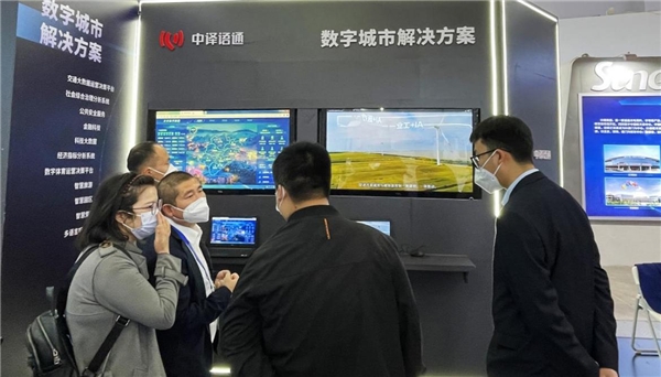 　　参展观众了解数字城市解决方案