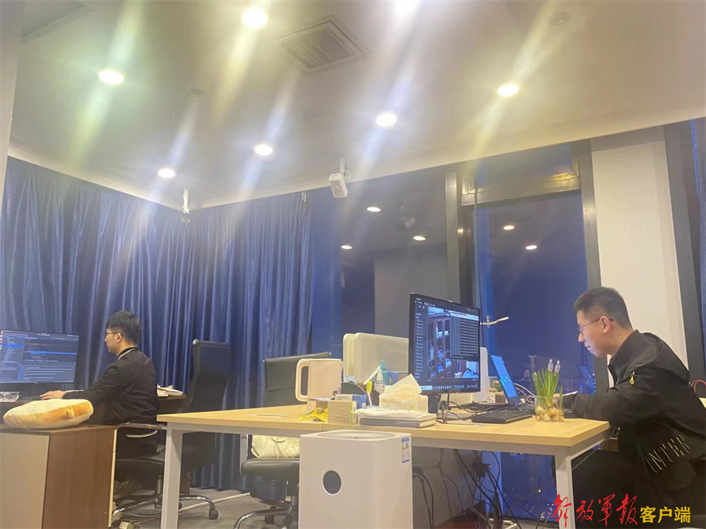 “汇视威智”团队成员进行AI模型训练。葛姝彤摄