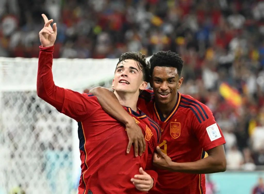 11月23日，西班牙队球员加维（左）在比赛中进球后庆祝。新华社记者 李尕 摄