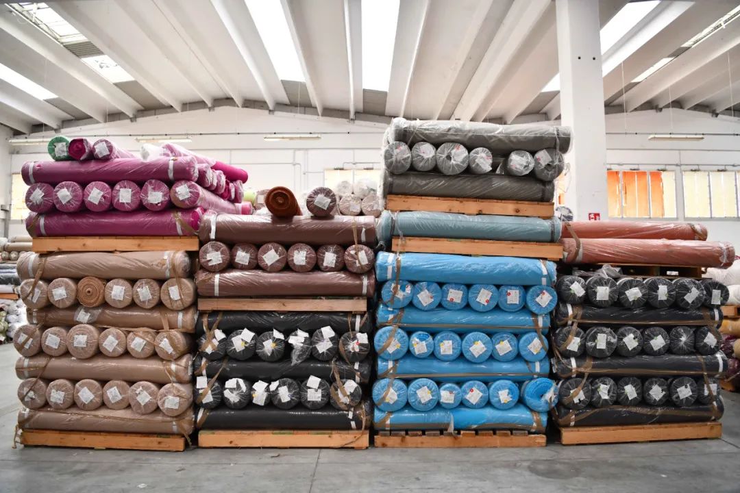 这是11月18日在意大利普拉托的莉莎贝拉公司仓库拍摄的面料.