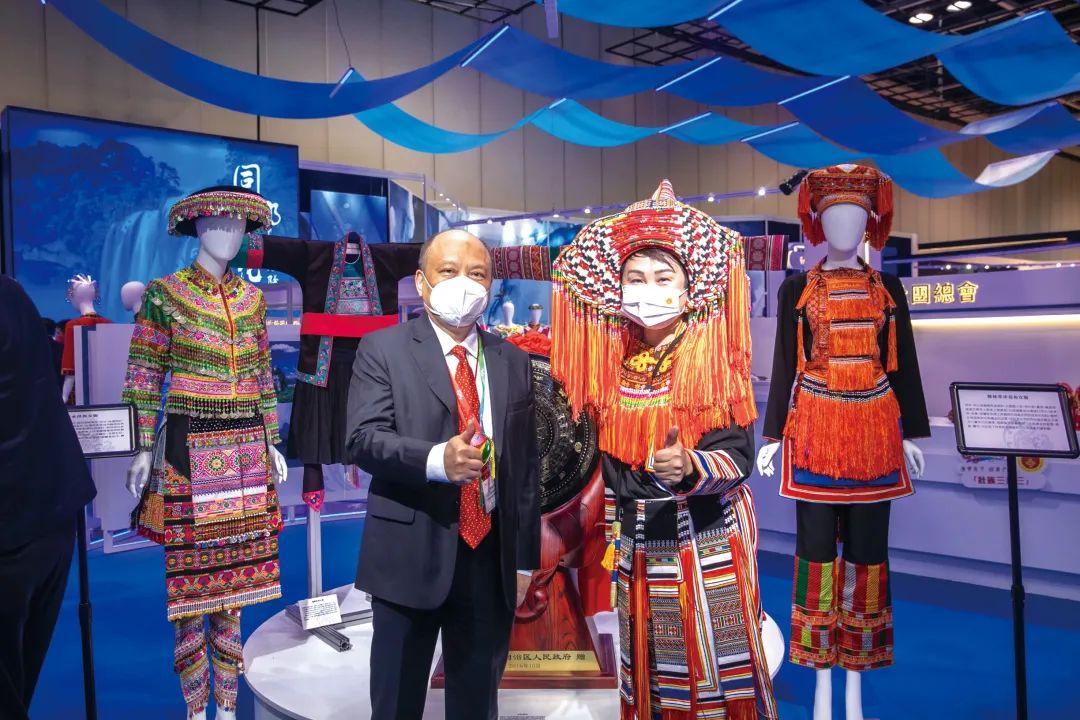 　　中联办社团联络部黎宝忠副部长光临广西展馆