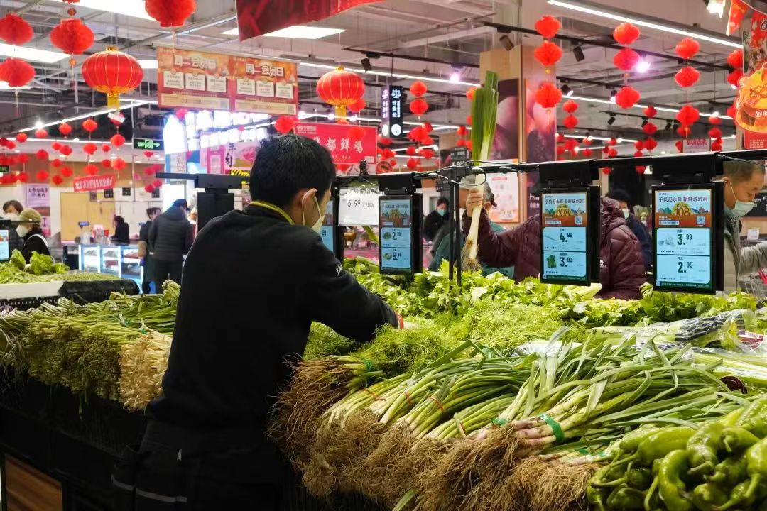 北京石景山,永辉超市鲁谷店内,摊位上的蔬菜品类丰富,供应充足.
