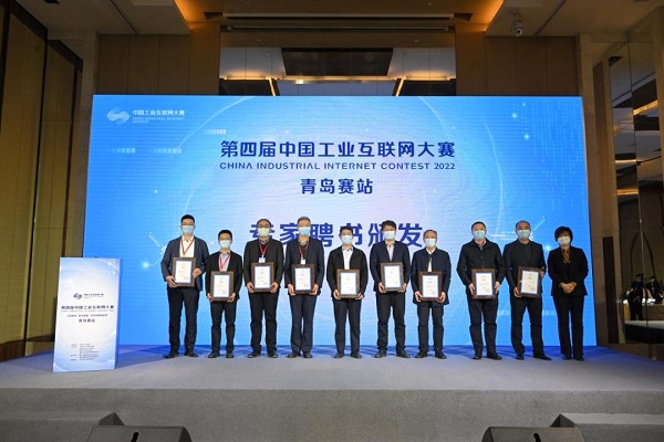 　　青岛市崂山区工信局局长胡苗苗为“新锐组”9位评委专家颁发聘书