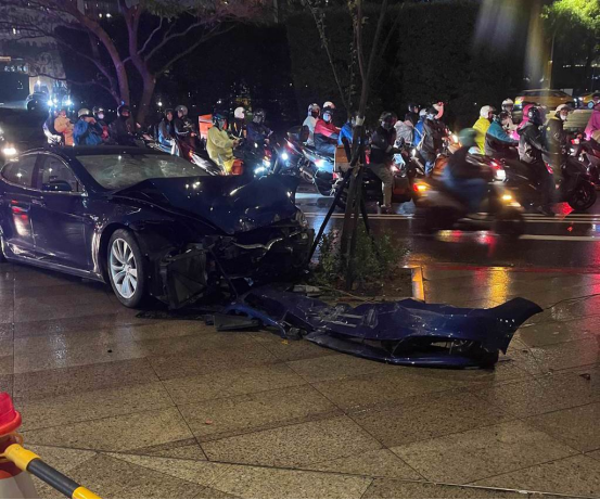 车头被撞毁的特斯拉Model S 图片来源：中时新闻网