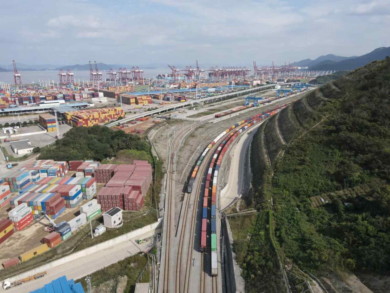 宁波舟山港铁路穿山港站和码头俯瞰图(无人机照片).(受访者供图)