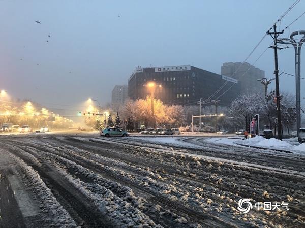 11月23日，新疆伊宁市遇强降雪，道路积雪给交通出行带来不利影响。