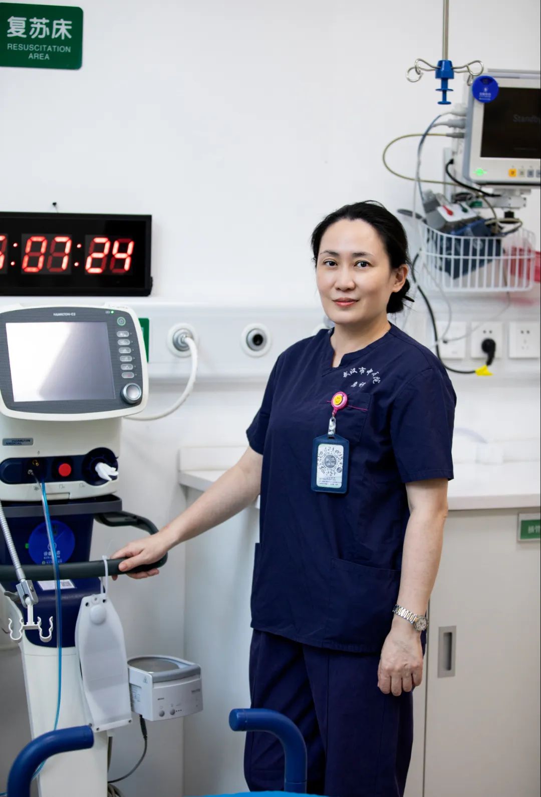 艾芬称"右眼近乎失明",做手术的医生把她告了|王勇_新浪财经_新浪网