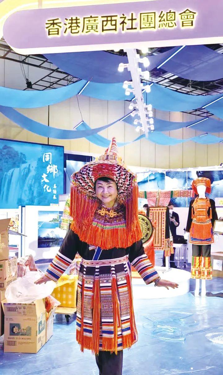 　　胡玉贞女士将广西“壮族三月三”文化节带进港澳