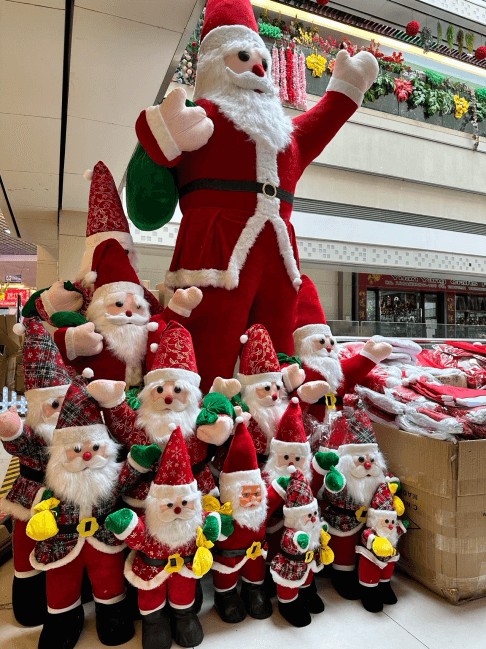 义乌金福源圣诞市场内，各种规格的圣诞老人。作者拍摄