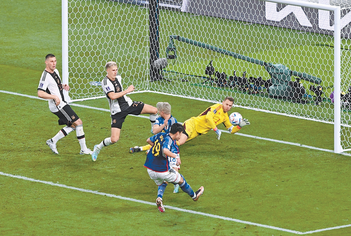 德国队守门员曼努埃尔·诺伊尔(右上)扑救日本队球员酒井宏树(右下)的