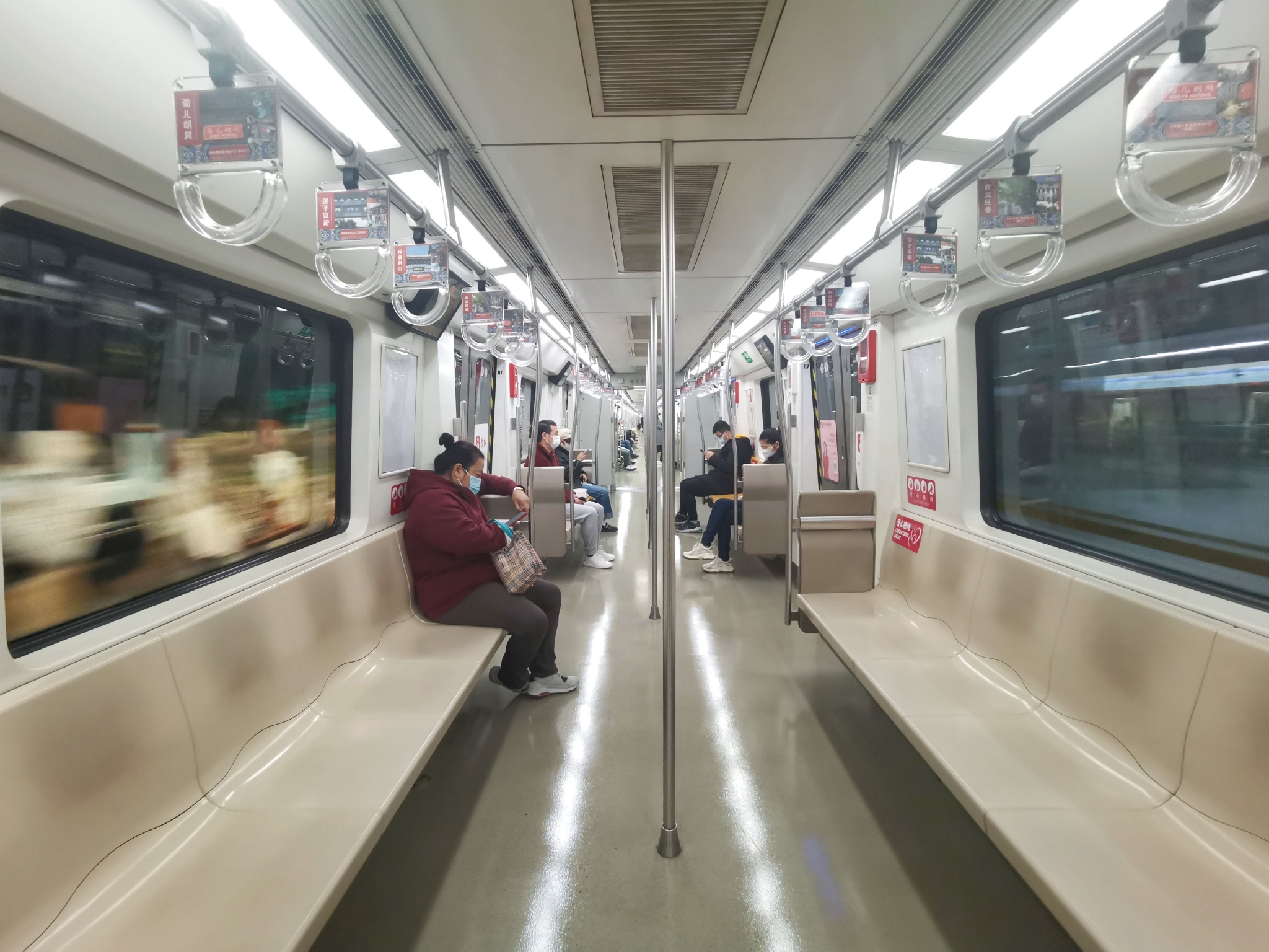 9点,地铁6号线车厢内乘客稀少.新京报记者 王贵彬 摄