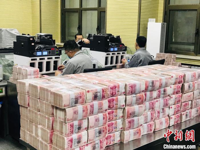清点人民币。<strong>奇米影视大全777四色</strong>(资料图) 艾庆龙 摄