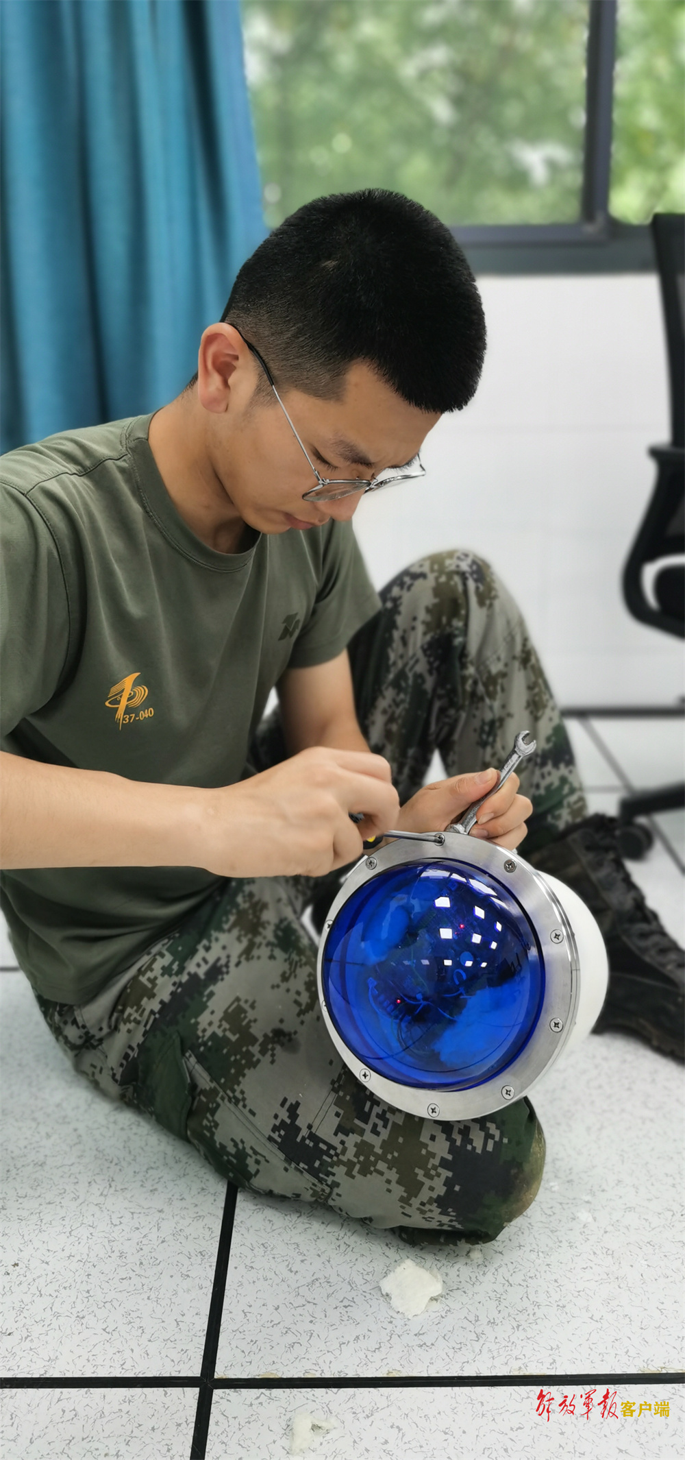 “标新立异”团队成员调试产品。余乾坤摄