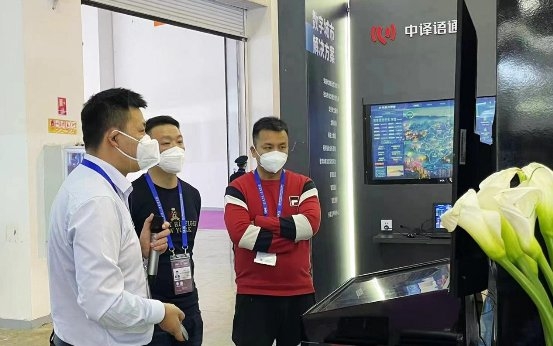 　　中译语通昆明公司常务副总经理李晶晶为参展观众讲解系统