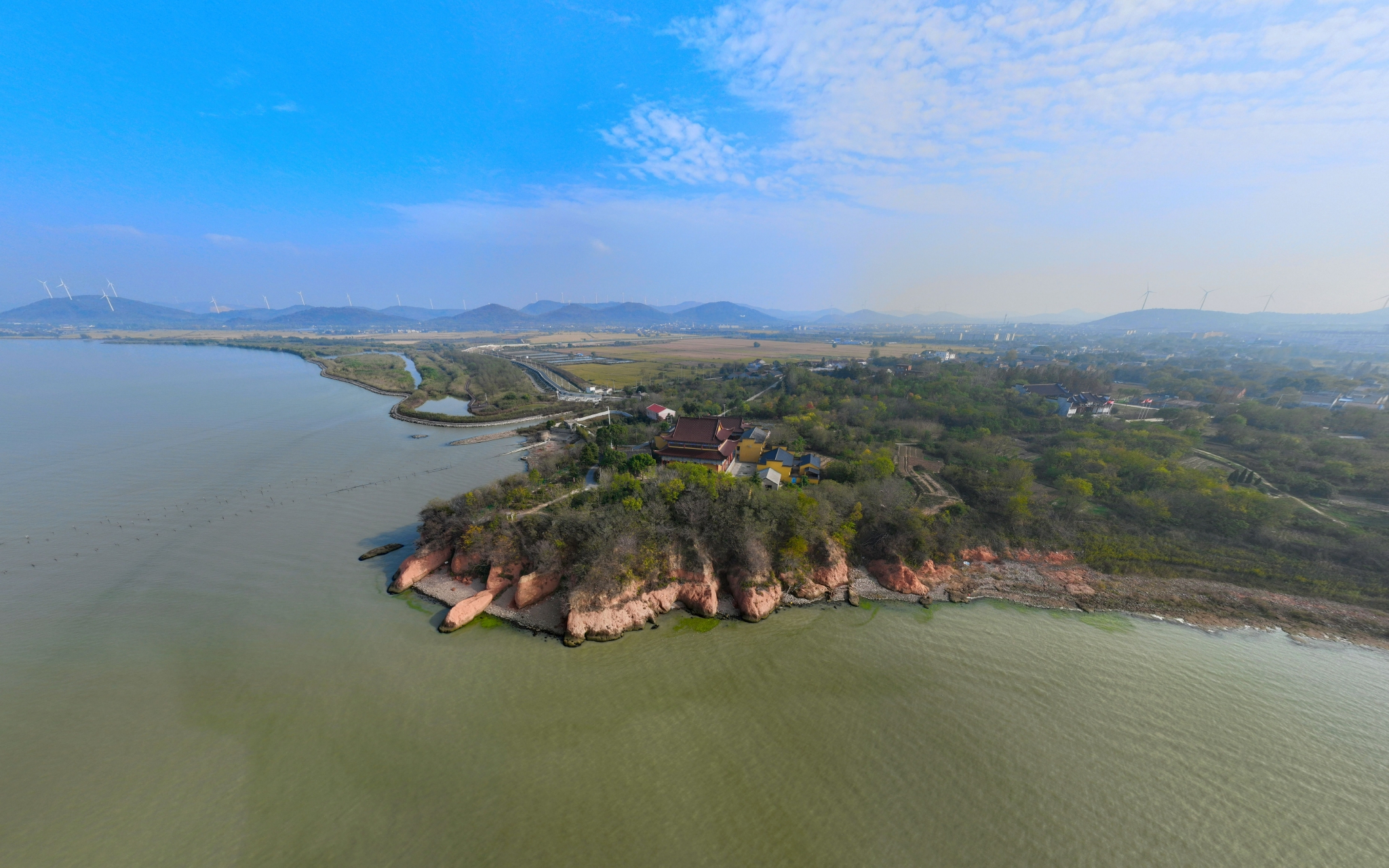 位于巢湖市槐林镇的鱼石崖. 记者 程兆 摄